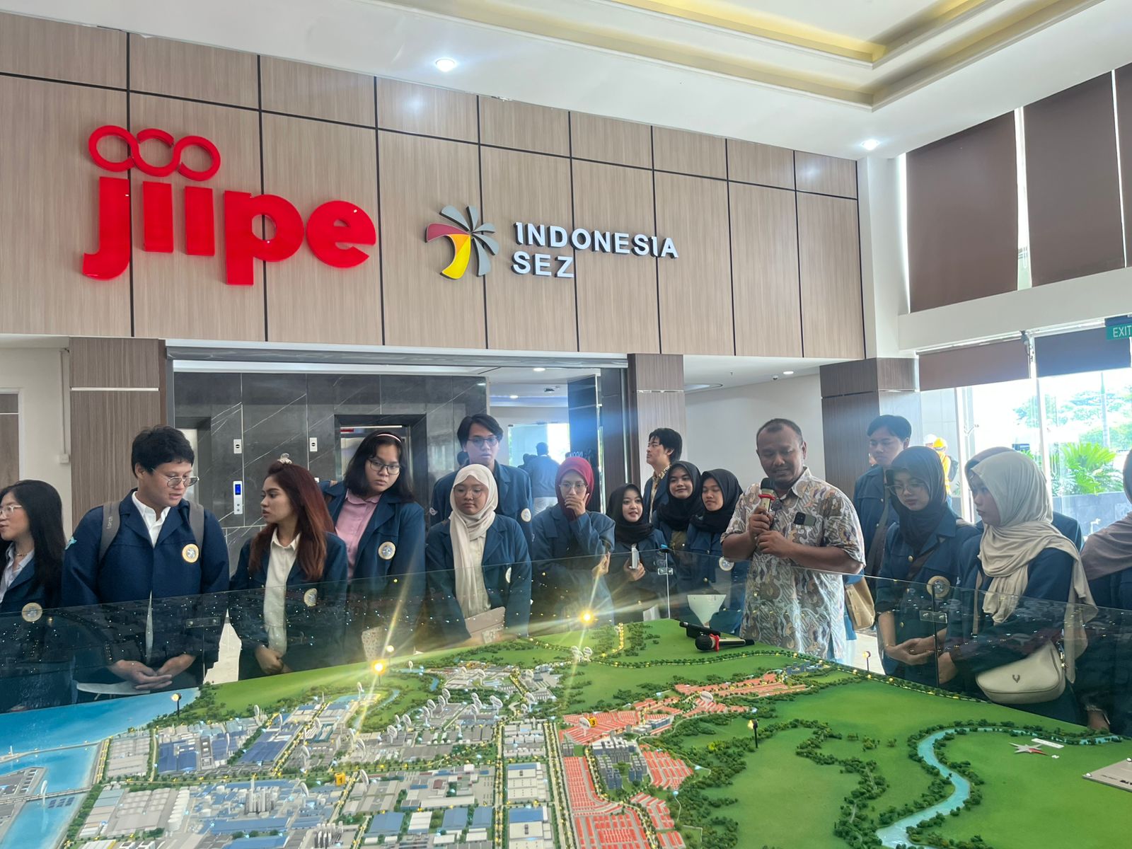 Mahasiswa Manajemen FEB Unair Perkuat Wawasan Industri Lewat Business Visit ke JIIPE dan BEI